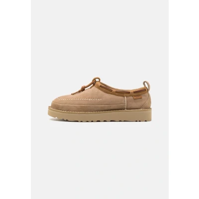 Afbeelding van UGG Tasman Crafted Regenerate Unisex Instappers, Maat: 40.5, Sand Veloursleer