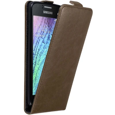Afbeelding van Cadorabo Hoesje geschikt voor Samsung Galaxy J1 2015 in KOFFIE BRUIN Beschermhoes flip design Case Cover met magnetische sluiting
