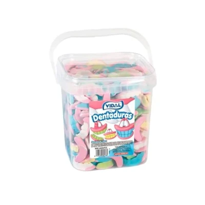 Image de Vidal Friandises. Dents de friandises saveur frabuise et incroyable texture moelleuse. Couleurs : blanc, bleu, vert jaune. Seau 200 pièces.