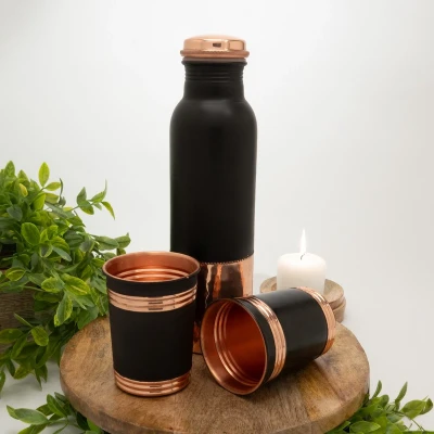 Afbeelding van Puur koperen set van fles bruinzwart ± 950 ml met 2 bekers