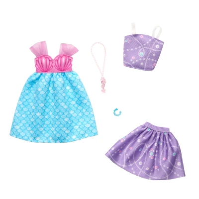 Afbeelding van Barbie modieuze kledingset, 2 poppenoutfits bestaande uit een jurk, top en rok met zeemeermin thema accessoires