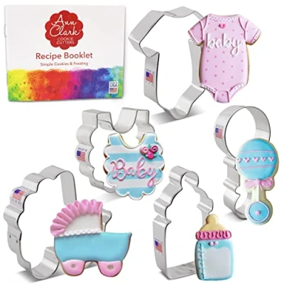 Afbeelding van Ann Clark USA 5 stuks uitsteekvormpjes voor babyshower, romper, slabbetje, rammelaar, fles en kinderwagen