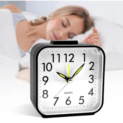 Afbeelding van VFANDV Réveil analogique silencieux sans tic tac à quartz avec alarme puissante Veilleuse Fonction snooze Fonctionne piles de voyage portable pour chambre coucher,