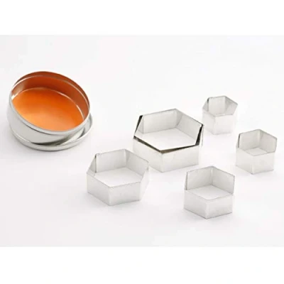 Afbeelding van thermohauser Set van 6 roestvrijstalen zeshoekige uitsteekvormpjes, gladde rand, diameter 4,5 9,5 cm, verpakt in een metalen opbergdoos