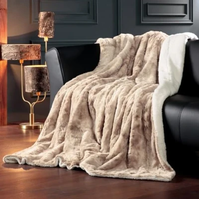 Afbeelding van Delindo Lifestyle Kingston kunstbontdeken beige crème knuffeldeken van kunstbont met lamsvacht look 150 x 200 cm