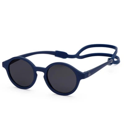 Afbeelding van IZIPIZI JongensMeisjes Denim Blue zonnebril gepolariseerd in de kleur Jeans, maat: 9/36 maanden