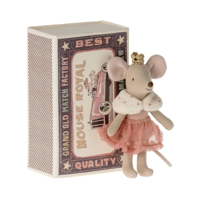 Afbeelding van Maileg knuffelmuis kleine zus prinses in luciferdoosje 11 cm
