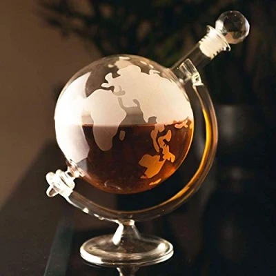 Afbeelding van Garden Mile Whiskykaraf in de vorm van een wereldkaart, wijnkaraf op sokkel, handgeblazen glas, wijndecanner, ideeën voor whisky, wijn, cocktails, likeur, whisky