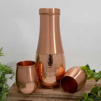Afbeelding van Puur koperen set van karaf druppelvorm gehamerd ± 950 ml met 2 bekers
