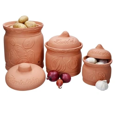 Afbeelding van MamboCat Terra Set van 3 aardappel , uien en knoflookpotten terracotta met deksel voor je keuken, opbergdoos reliëf opschrift, ideaal lange opslag