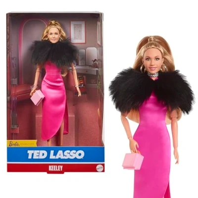 Afbeelding van Barbie Keeley Jones Handtekening poppenset uit de serie Ted Lasso in roze jurk, cape van kunstbont, meer dan 30 accessoires, om te verzamelen, kinderspeelgoed, vanaf 3 jaar, HJW92