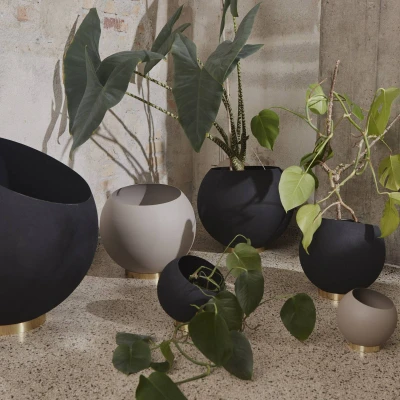 Afbeelding van AYTM Globe bloempot, Ø 43 cm, zwart, aluminium, staal