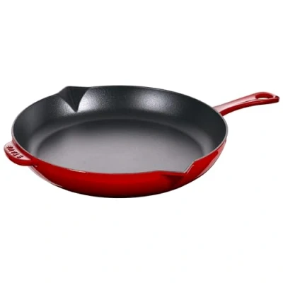 Afbeelding van STAUB Gietijzeren koekenpan 26 cm met schenktuit, geschikt voor alle warmtebronnen, kersenrood