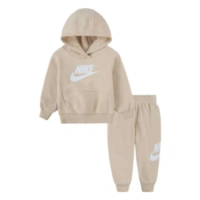 Afbeelding van Nike JongensMeisjes Club Fleece trainingspak met logo 2 delig in de kleur Zand, maat: 80