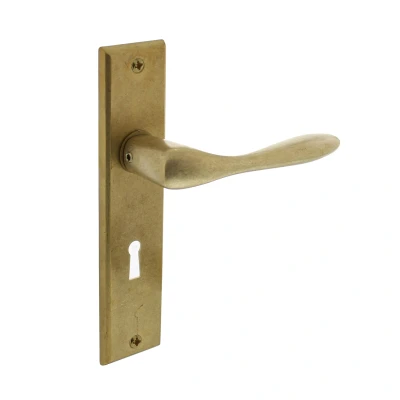Afbeelding van Intersteel Deurkruk Banaan met schild 181x41x7mm sleutelgat 56mm messing getrommeld