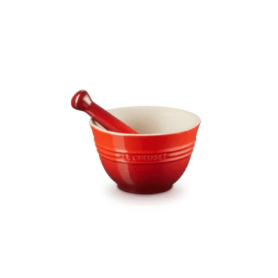 Afbeelding van Le Creuset Aardewerken Vijzel En Stamper In Kersenrood 11,5cm 0,3l