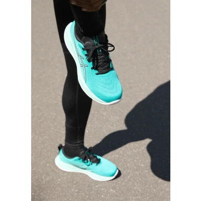 Afbeelding van Asics gel cumulus 27 in de kleur blauw.