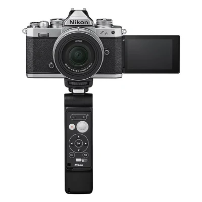 Image de Appareil photo hybride Vlogger Kit Nikon Z FC + DX 16 50mm f/3.5 6.3 Vintage Silver micro Sennheiser MKE 200 Smallrig tripod grip télécommande ML L7