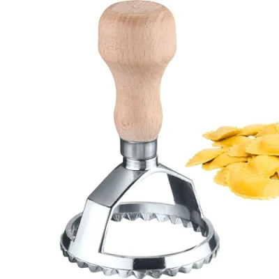 Afbeelding van Westmark Aurora Ravioli/gebak praktische cirkelsnijder voor het snijden van zelfgemaakte pasta en gebakdeeg, rond, Ø 68 mm zink, beukenhout