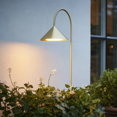 Afbeelding van FRANDSEN LED grondspies lamp Grasp, messingkleurig, hoogte 82 cm