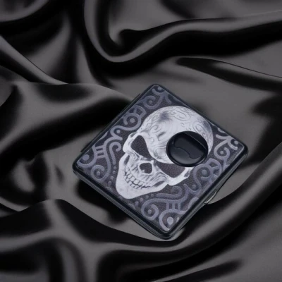 Afbeelding van Piraten Schedel Sigarettendoosje met Flesopener 20 Sigaretten S3