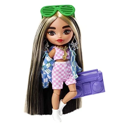 Afbeelding van Barbie Extra mini pop nr. 2 (14 cm) met set en jas, sokkel accessoires, waaronder zonnebril radiocassette, speelgoed voor kinderen, HGP64