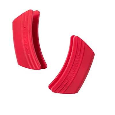 Image de Le Creuset Set de 2 poignées, Silicone, Adaptables, Résistantes à la Chaleur Jusqu&#039;à 250C, Cerise, 93010300060000