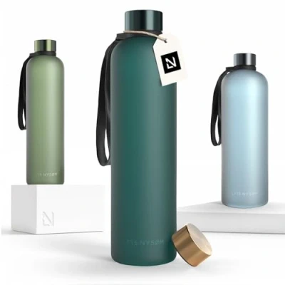 Afbeelding van LARS NYSØM &#039;Blæst&#039; Ultralichte tritan waterfles 1000ml BPA vrij, lekvrij, geschikt voor koolzuurhoudende dranken Inclusief 2 deksels Pine Green