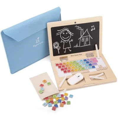 Afbeelding van New Classic Toys Houten Speelgoed Krijt Laptop + Magnetisch Toetsenbord Inclusief Krijtjes en Laptoptas