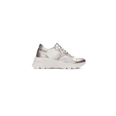 Afbeelding van HISPANITAS Sneakers van leer met elastisch koord, witte rubberen zool, rooster, opengewerkt voor dames, Crème, 40 EU