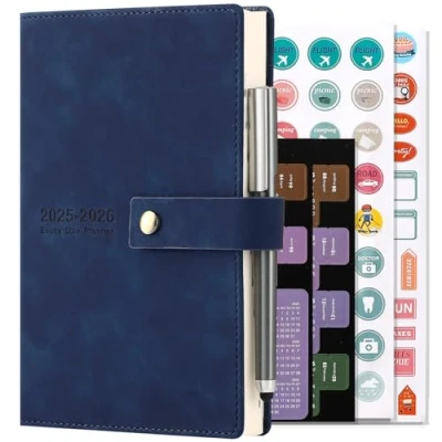 Afbeelding van Agenda académique journalier 2025 2026 de juillet à juin avec couverture rigide et stylo, marque page, onglets mensuels, autocollants poche intérieure, format A5, 14,5 x 21,5 cm, bleu