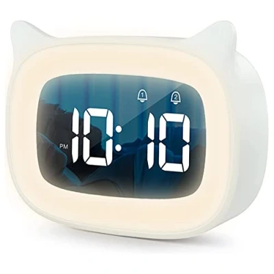 Afbeelding van UQTUKO educatieve kinderwekker, radiowekker voor kinderen, met nachtlampje, dag/nacht, twee alarmen, 18 soorten muziek, digitale led, helder, snooze, oplaadbaar, wekker jongens en