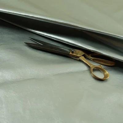 Afbeelding van Zachte Sheen Vinyl Zilver Kunstleer Bekleding Stof Perfect voor meubels, Synthetisch Leer, Zilver, Per meter