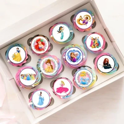 Afbeelding van Set van 12 voorgesneden eetbare cupcake decoraties met prinsessenthema