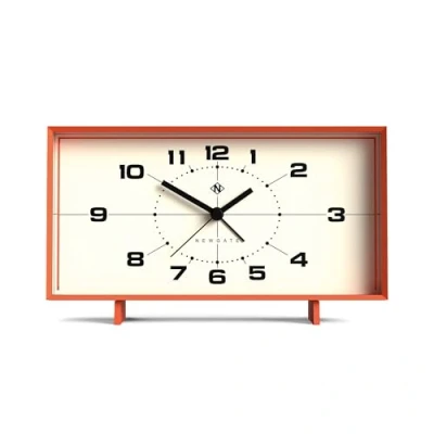 Afbeelding van NEWGATE Rechthoekige wekker &#039;Wideboy&#039; in zachte, matte siliconen met stille veegbeweging. Ideaal voor jassen, tafels en kantoren (Orange Case, Cream Dial)