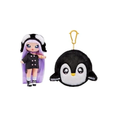 Afbeelding van Na Surprise Cosy Series ISLA WADDLES Pinguïn geïnspireerde zachte pluche modepop met haar, paarse muts, outfit en fuzzy clip on portemonnee Verzamelbaar Voor kinderen van 5 jaar