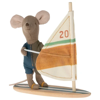 Afbeelding van Maileg knuffelmuis kleine broer windsurfer 11 cm