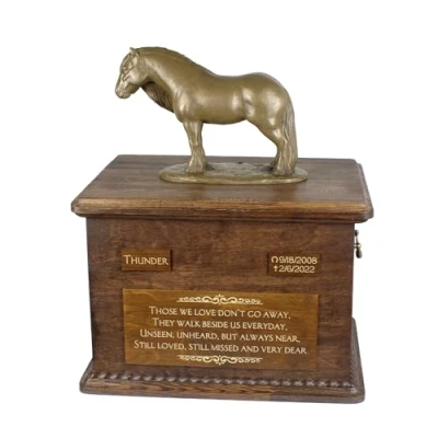 Afbeelding van urn voor paardenas met beeldje gepersonaliseerde Fell Pony
