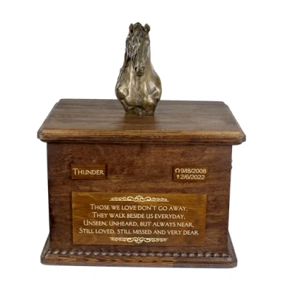 Afbeelding van Urn voor paardenas met Friesian paard statuette en persoonlijke gravure