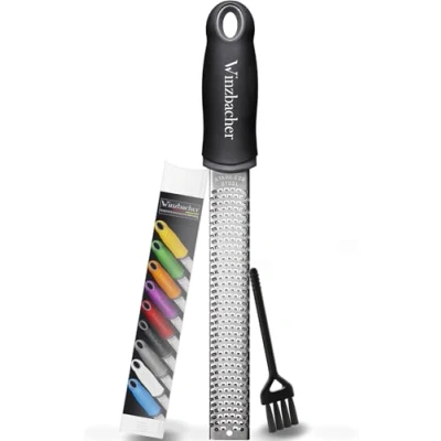 Afbeelding van Winzbacher® Premium zester rasp, parmezaanse citroenrasp, nootmuskaatrasp, gemberrasp en nog veel meer I vlijmscherp roestvrijstalen lemmet Vaatwasmachinebestendig incl. schraper