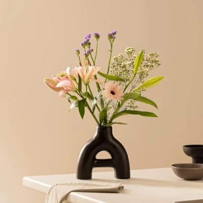 Afbeelding van Navaris Abstracte decoratieve vaas Keramische als decoratie of voor bloemen 20 cm hoog In zwart