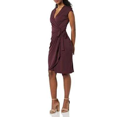 Image de Amazon Essentials Robe portefeuille classique à manches courtes pour femme (disponible en grande taille), bordeaux, taille 6X
