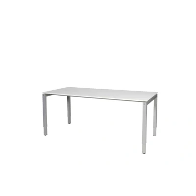 Afbeelding van Cubeo 4 poot bureau, zit/zit hoogte verstelbaar (62 85cm) dmv slinger met 180x80cm licht grijs 25mm blad en aluminium (RAL9006) frame