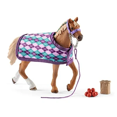 Afbeelding van Schleich Engels volbloed met deken 42360 Paard Speelfiguur Horse Club 18,7 x 5,2 16,5 cm