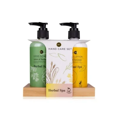 Afbeelding van Accentra Herbal Spa handverzorgingsset op houten standaard, 290 ml handzeep en handlotion, verpakking (papier) flessen van gerecycled materiaal navulbaar