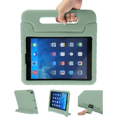 Afbeelding van iMoshion Tablet Hoes Kinderen Geschikt voor iPad 6 (2018) 9.7 inch / 5 (2017) Kidsproof Backcover met handvat Groen /Olive Green