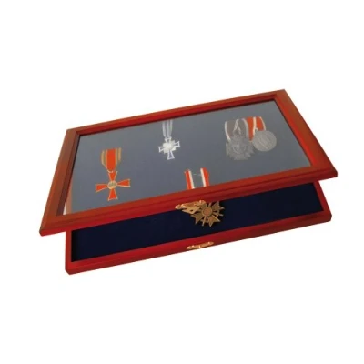 Afbeelding van SAFE 5873 Houten vitrine voor medailles Verwijderbaar koningsblauw fluwelen inzetstuk van 4 mm dik het ophangen of bevestigen Afmetingen: 375 x 260 30