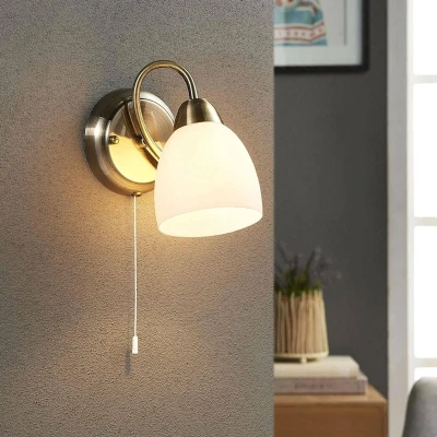 Afbeelding van Lindby wandlamp 1licht glas, metaal H: 20 cm E14 wit, klassiek messing