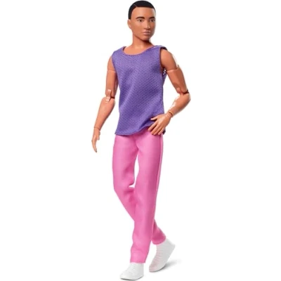 Afbeelding van Barbie Ken Looks pop met bruin haar, kleurblok, paarse nettop en roze broek, stijl houding, om te verzamelen, speelgoed voor kinderen, vanaf 3 jaar, HJW84