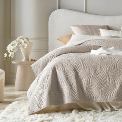 Afbeelding van ROOM99 Feel Elegante sprei beige 220 x 240 cm, veelzijdig inzetbaar als bedsprei of banksprei, voor bed en bank, gewatteerde stijl, ideaal fluwelen